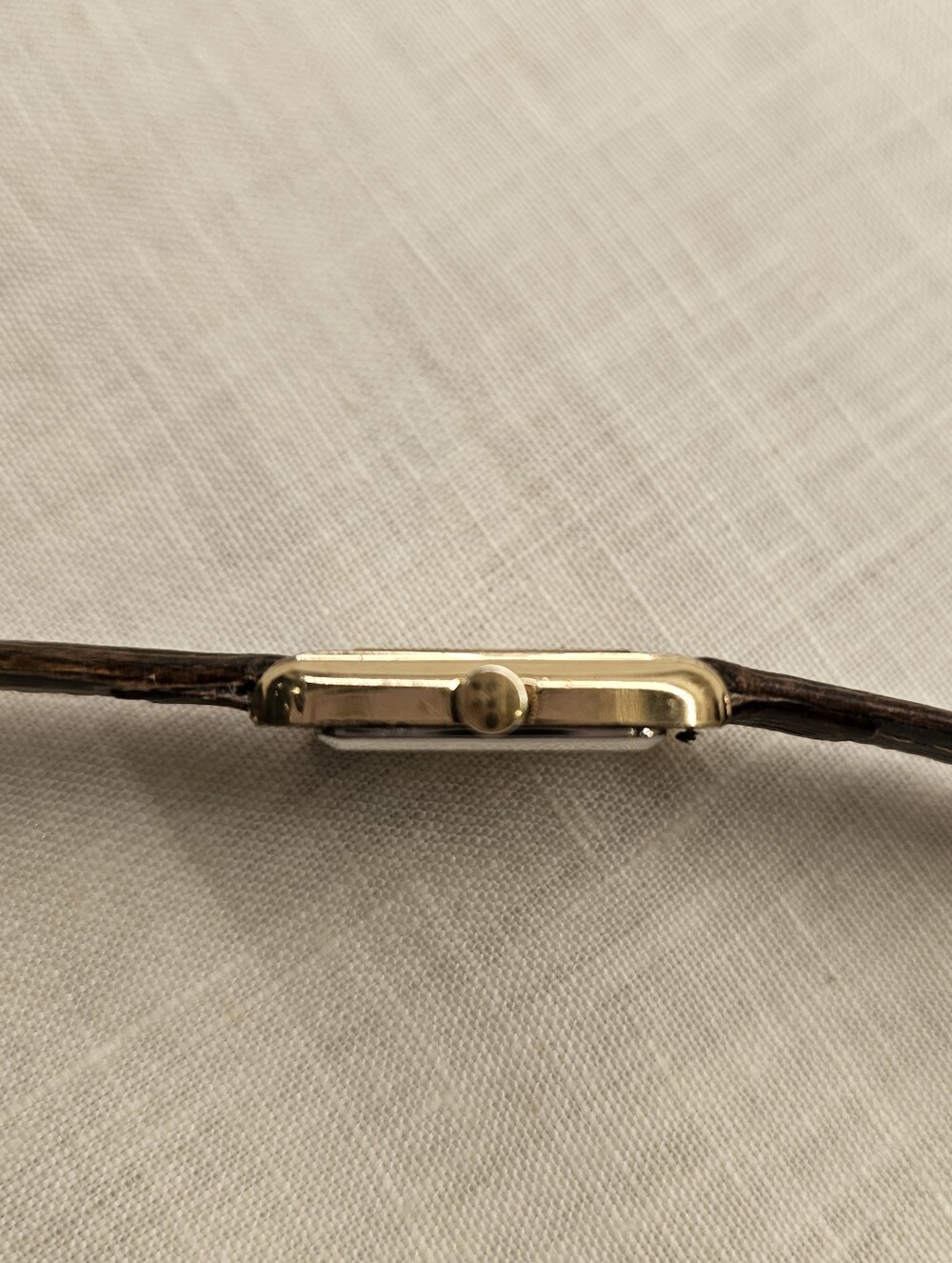 Vintage 1981 Seiko "Tiny Tank" Linen Dial Retro Minimalist Watch — New Battery! - Picture 10 of 11